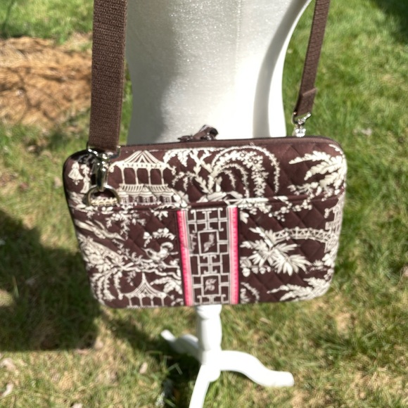 Vera Bradley's Imperial Style Quilted Cotton Covered Tablet/Briefcase - Picture 4 of 14